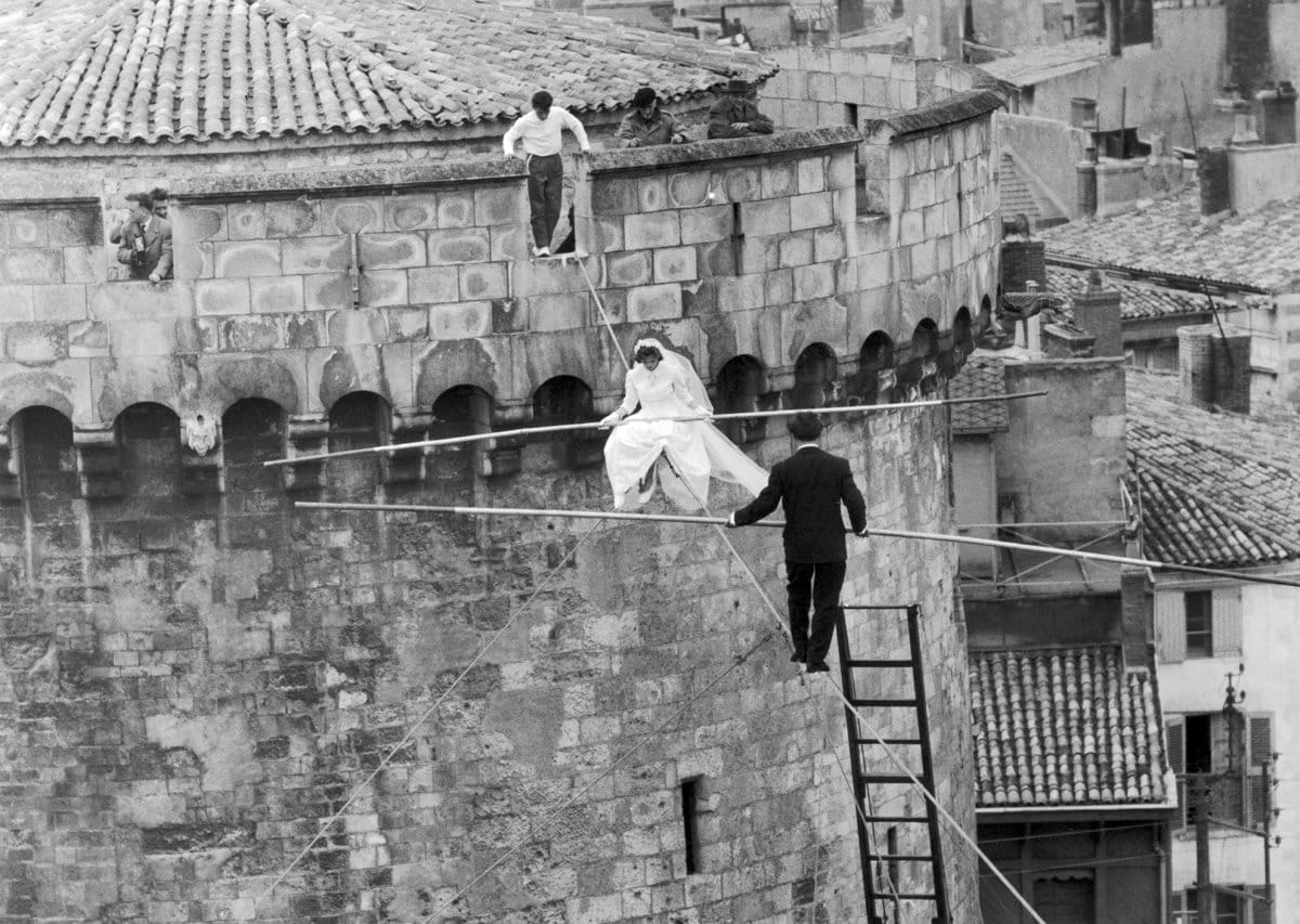 On March 22, 1959, on a 80 m.long cable between the two towers of La Rochelle harbour, two aerialists, Roland SCHMIDT and Francine PARY got married 20 m. up the gound. Le 22 mars 1959, sur un câble d'acier long de 80 mètres tendu entre les deux vieilles tours-lanternes du port de La Rochelle, deux funambules, Roland SCHMIDT et Francine PARY sont mariés à 20 mètres du sol.