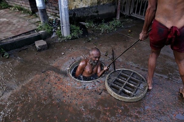 Bangladesh Sewer Cleaners Only Get 8 A Day For Doing The Risky Job Elite Readers